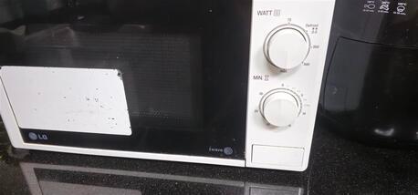 AED 100, Microwave Oven For Sale In Good Condition Only Dhs 100 (Negotiable).